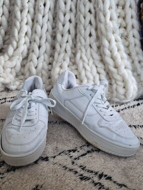 No Boundaries White Low-Top Athletic Sneakers